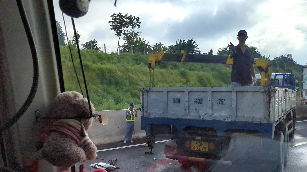 Tài xế xe tải kêu cứu trong cabin bẹp dúm