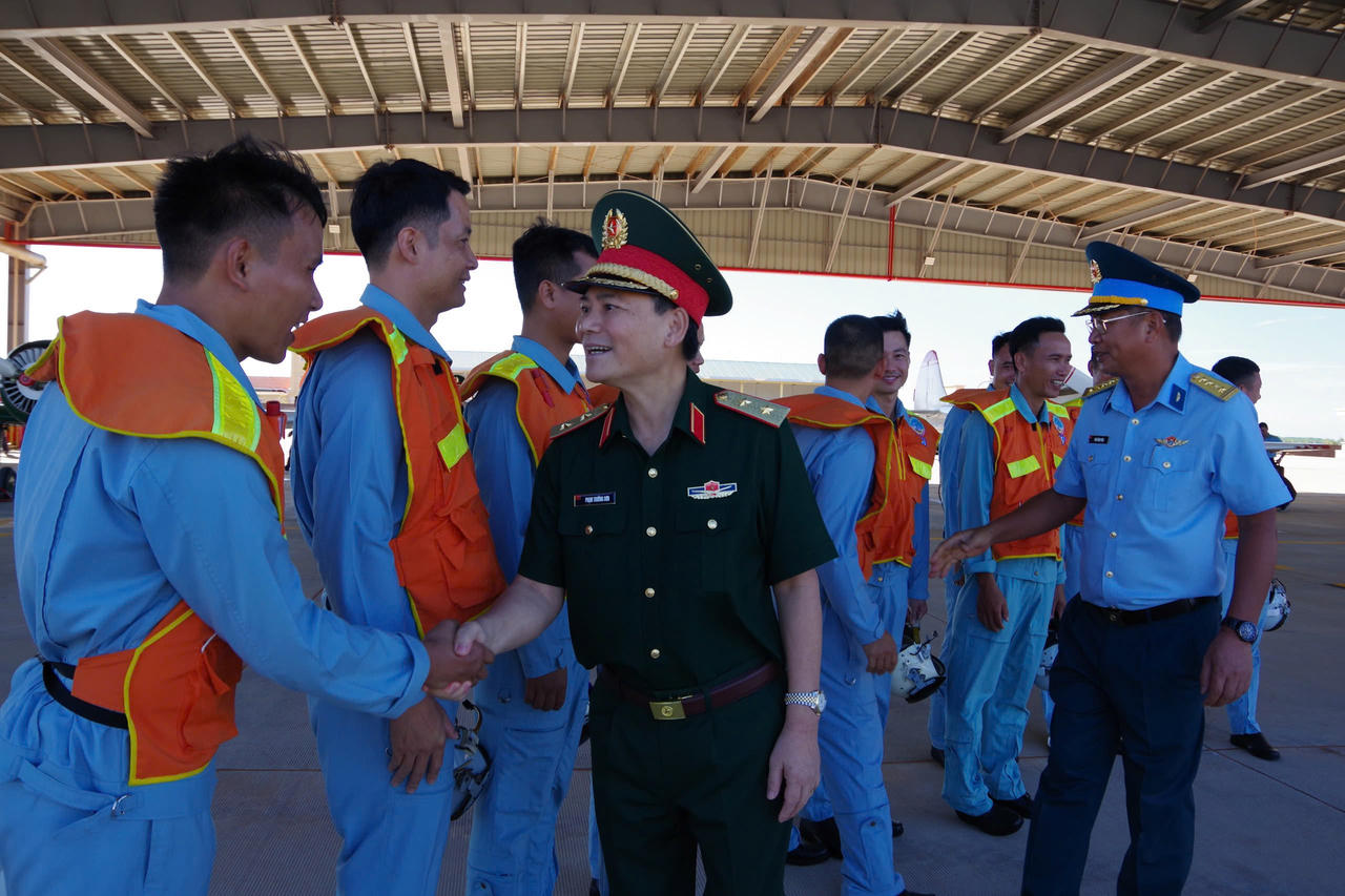 Tổ chức thành công ban bay cán bộ đầu tiên của Trung đoàn 920 tại sân bay Phan Thiết