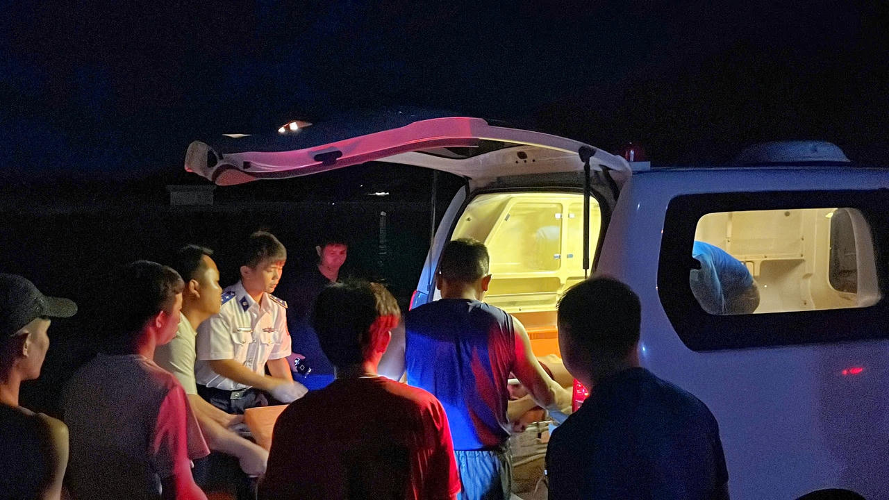 Cứu sống 1 ngư dân bị ngạt trong hầm cá