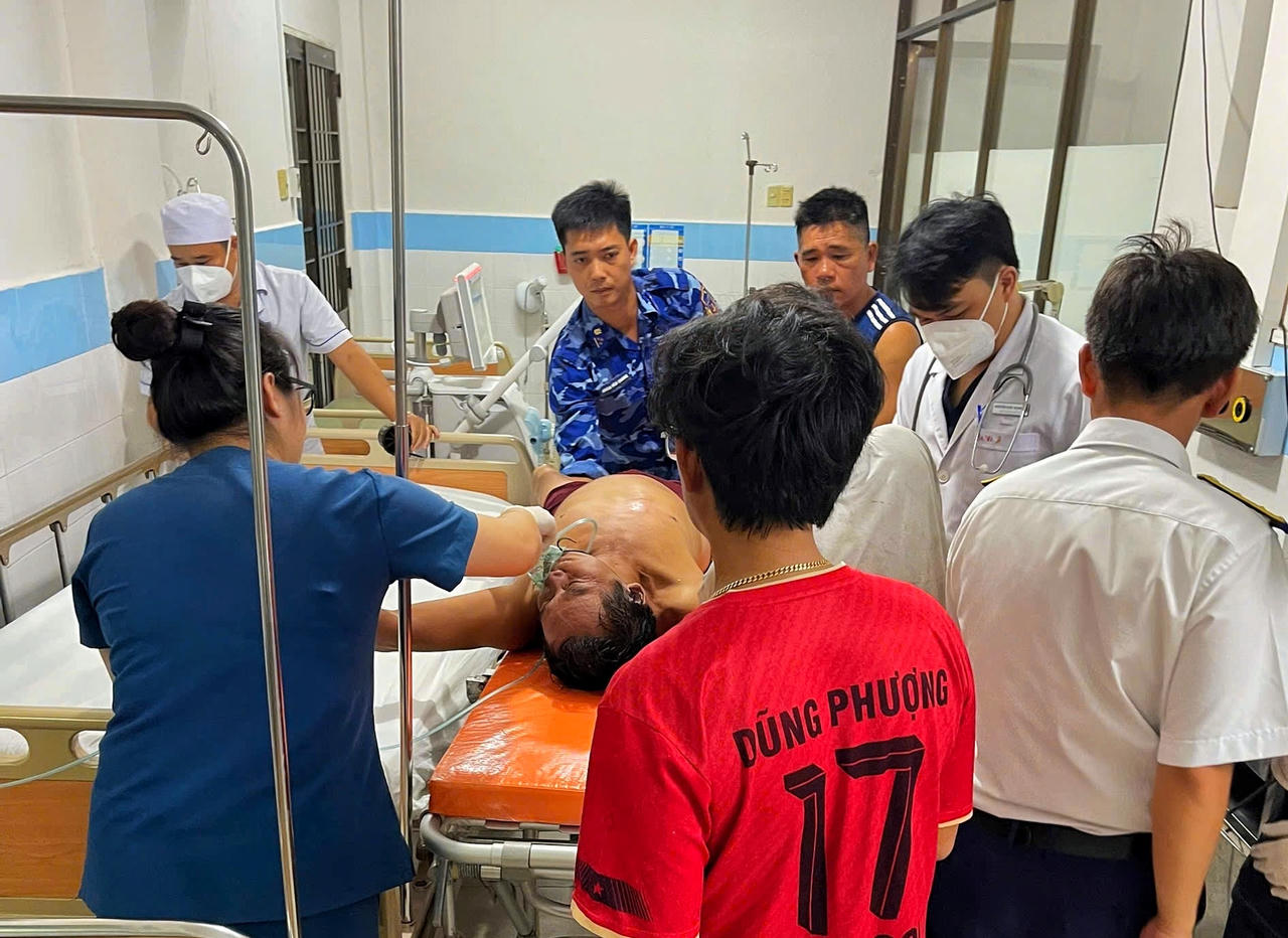 Cứu sống 1 ngư dân bị ngạt trong hầm cá