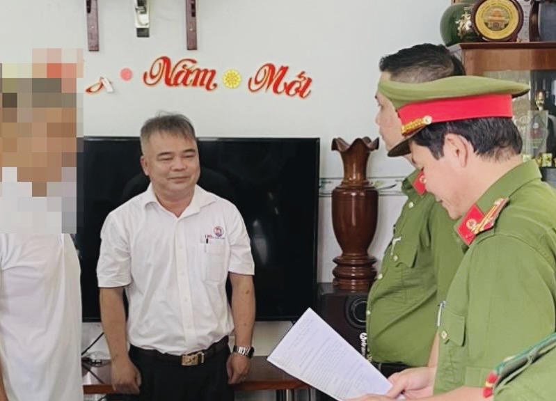 Khởi tố một nguyên Chủ tịch UBND phường và một kế toán