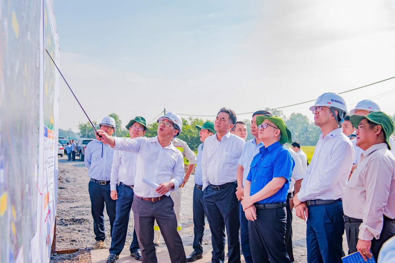 Bí thư Tỉnh ủy Bình Dương kiểm tra tiến độ thi công đường Hồ Chí Minh đoạn Chơn Thành - Đức Hòa