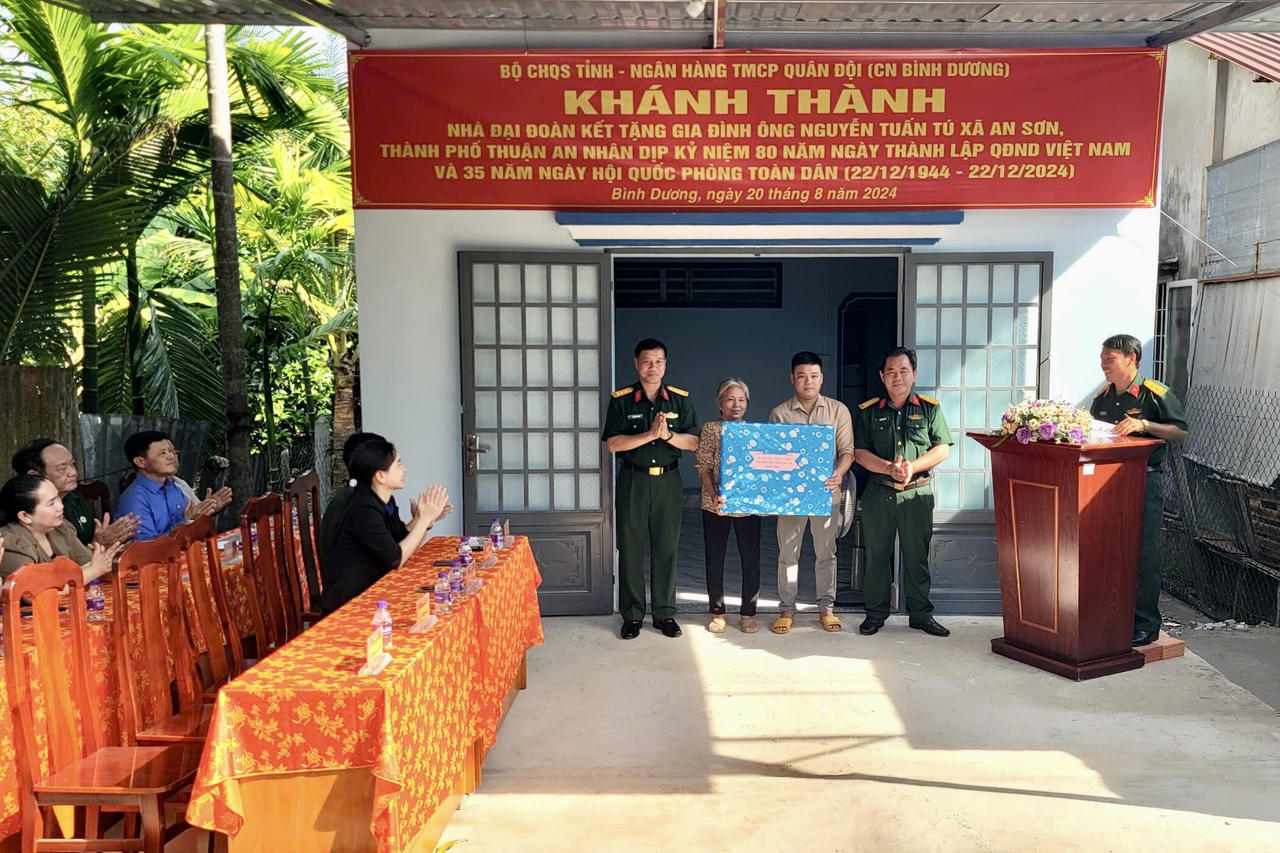 Ban chỉ huy quân sự TP Thuận An trao nhà 'Đại đoàn kết'