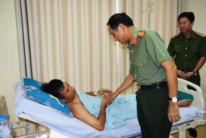 Bắt khẩn cấp đối tượng chém trọng thương 1 cán bộ công an 