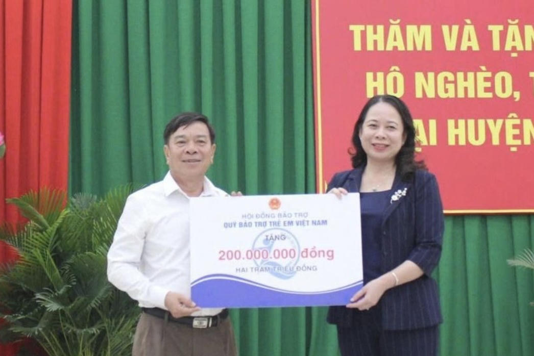 Phó Chủ tịch nước Võ Thị Ánh Xuân thăm, tặng quà gia đình chính sách, hộ nghèo ở Ninh Thuận 