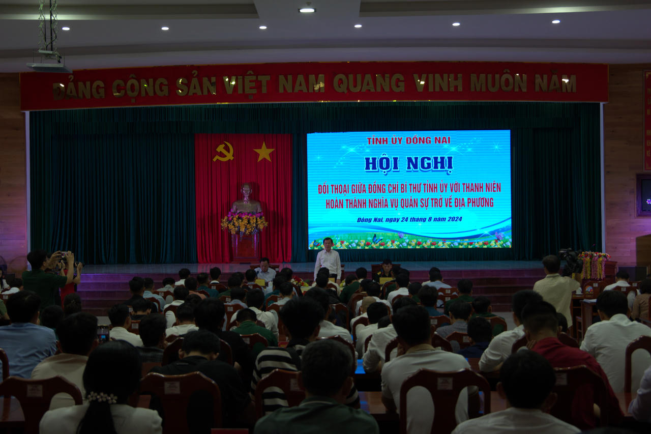 Bí thư Tỉnh uỷ Đồng Nai đối thoại với thanh niên xuất ngũ 