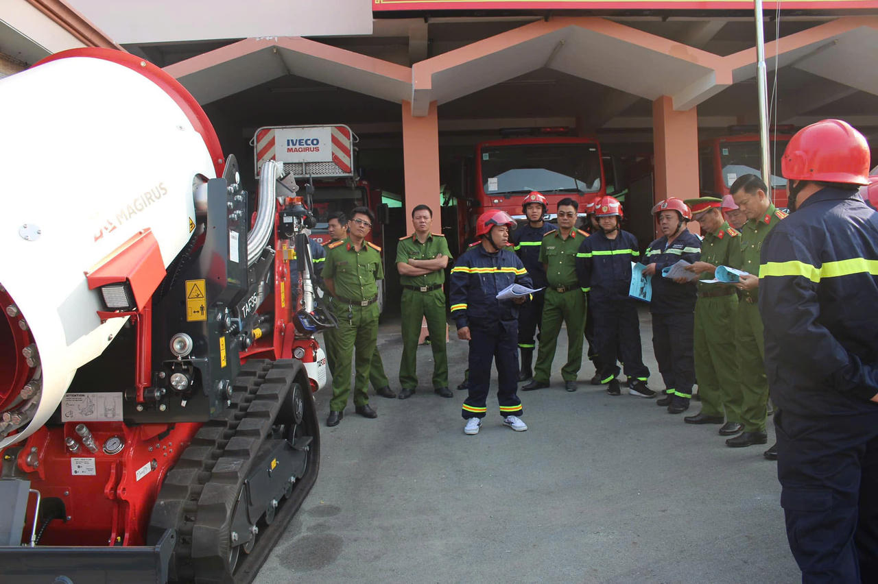 Robot TA35 và xe thang hiện đại được "điều" về Bình Dương chống “giặc lửa”