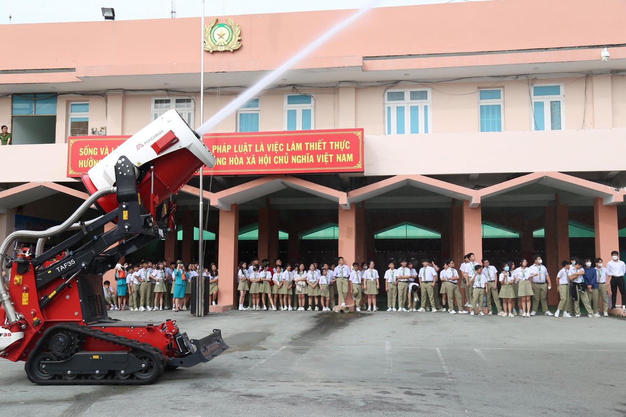 Robot TA35 và xe thang hiện đại được "điều" về Bình Dương chống “giặc lửa”