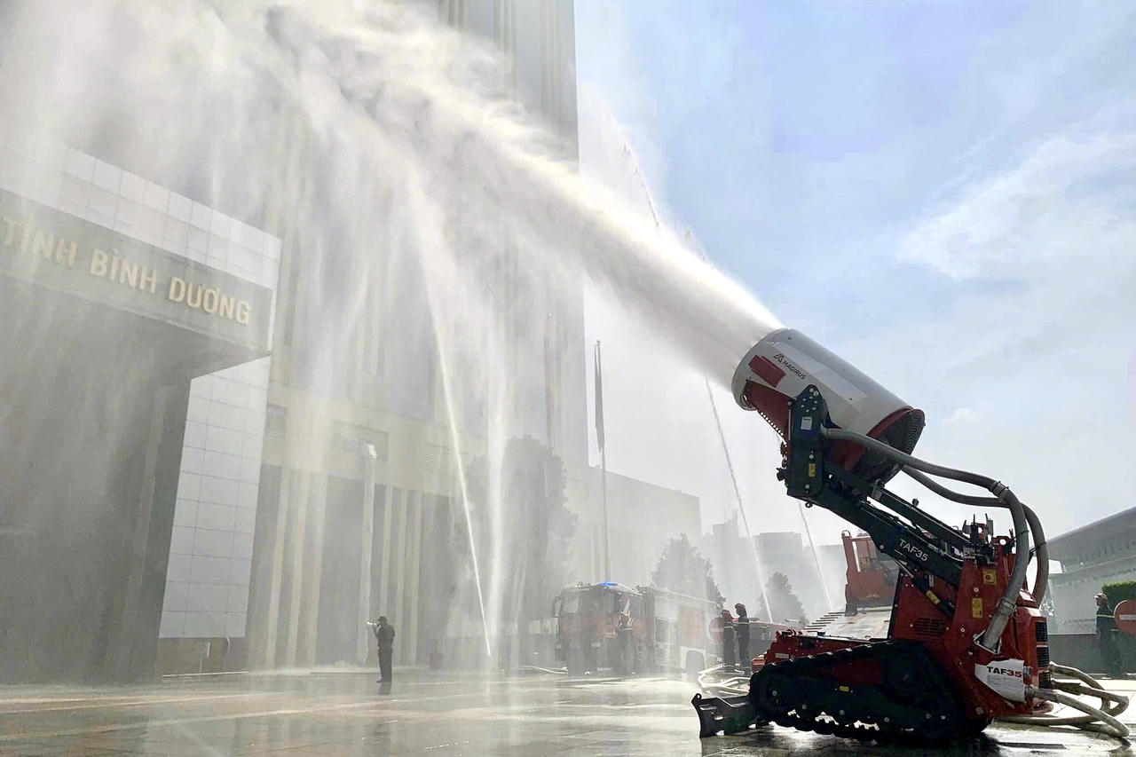 Robot TA35 và xe thang hiện đại được "điều" về Bình Dương chống “giặc lửa”