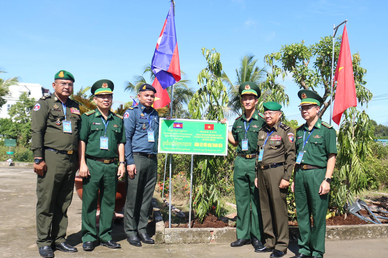 Giao lưu Sĩ quan trẻ Việt Nam – Campuchia