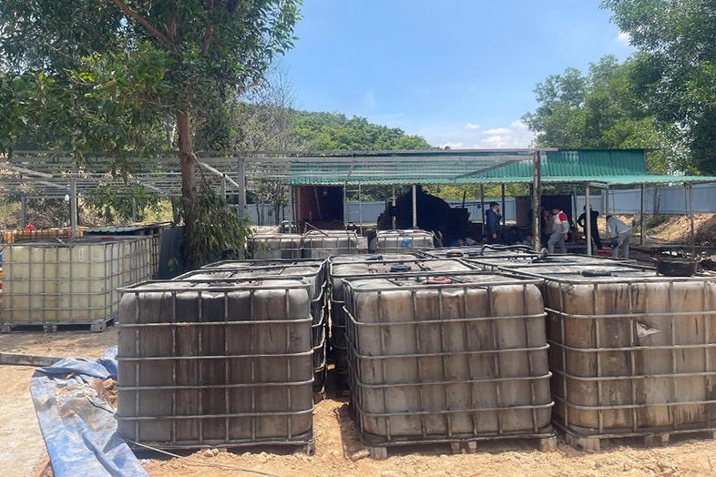 Triệt phá cơ sở tái chế nhớt thải thu giữ gần 20.000 lít dầu nhớt các loại