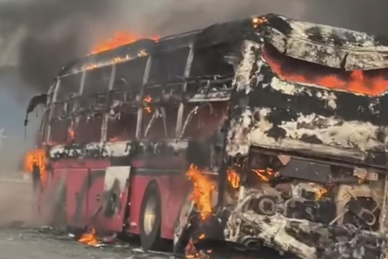 Xe khách cháy trơ khung khi lưu thông trên cao tốc Cam Lâm – Vĩnh Hảo