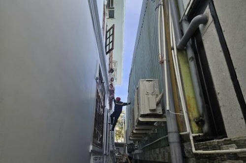 Giải cứu thành công 3 người mắc kẹt trong đám cháy tại Bình Thuận