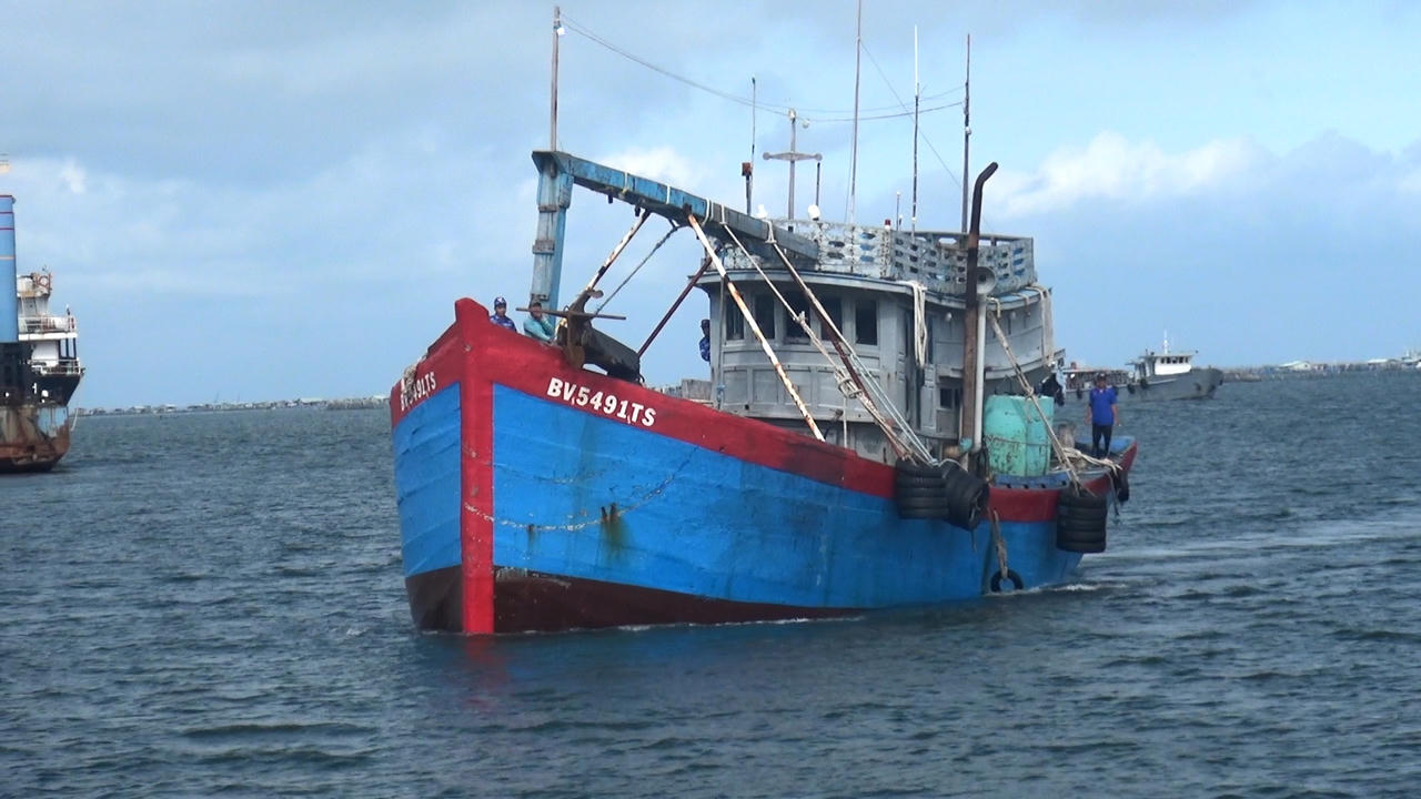 Bắt giữ tàu cá vận chuyển 30.000 lít dầu DO không có giấy tờ hợp pháp trên biển Vũng Tàu