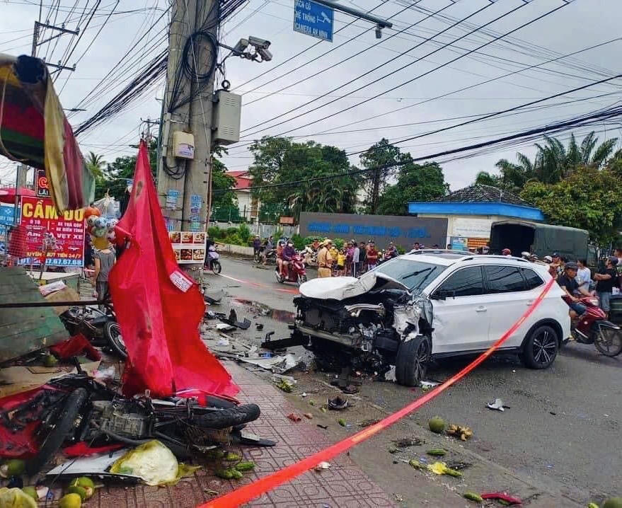 Ô tô tông liên tiếp 4 xe máy