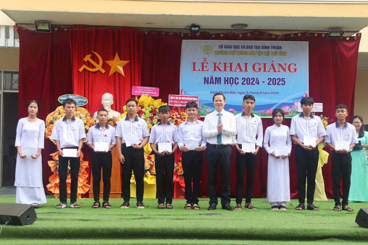 Không khí háo hức chào đón năm học mới tại khắp các tỉnh thành cả nước