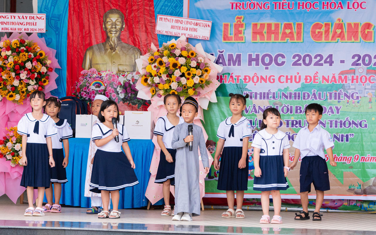 Dva Group tặng 100 phần quà cho học sinh nghèo tại Bình Dương