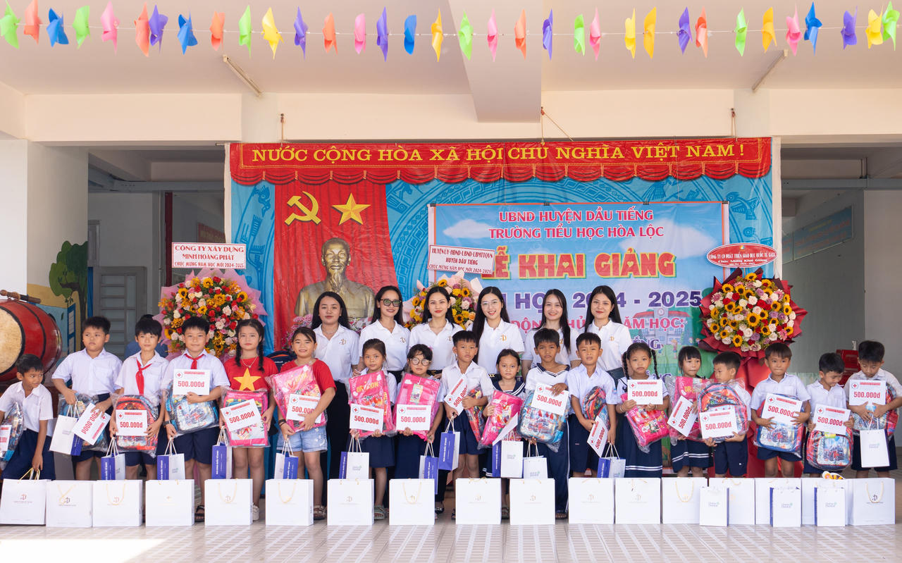 Dva Group tặng 100 phần quà cho học sinh nghèo tại Bình Dương