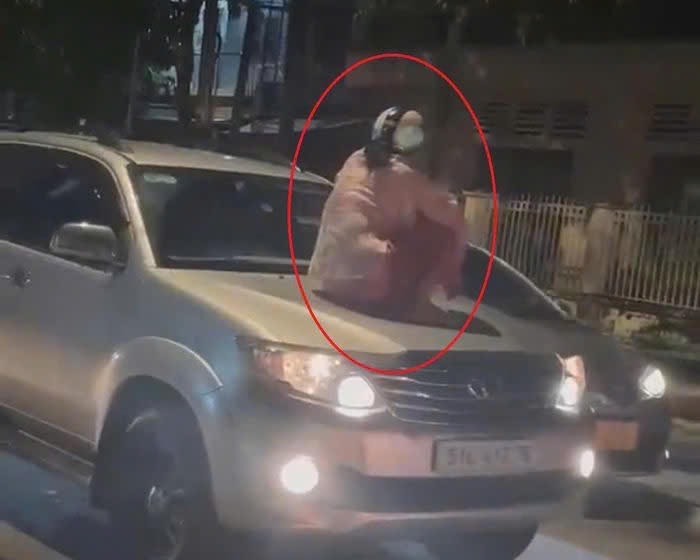 Công an xem xét dấu hiệu hình sự vụ người phụ nữ ngồi trên capo xe ô tô