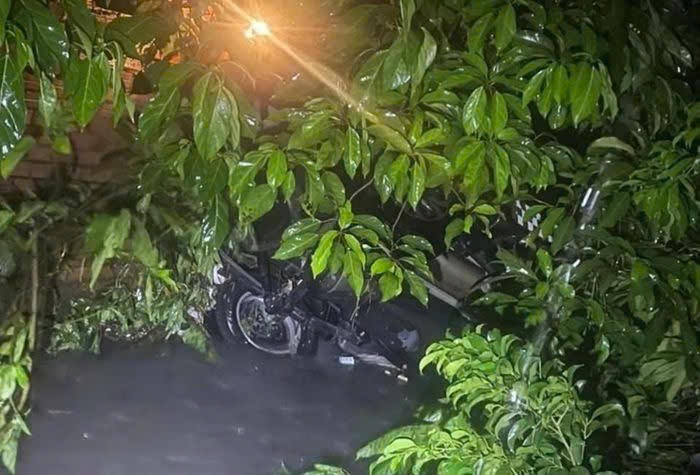 Bình Dương: Một người phụ nữ bị cuốn xuống suối cùng chiếc xe ô tô trong cơn mưa lớn