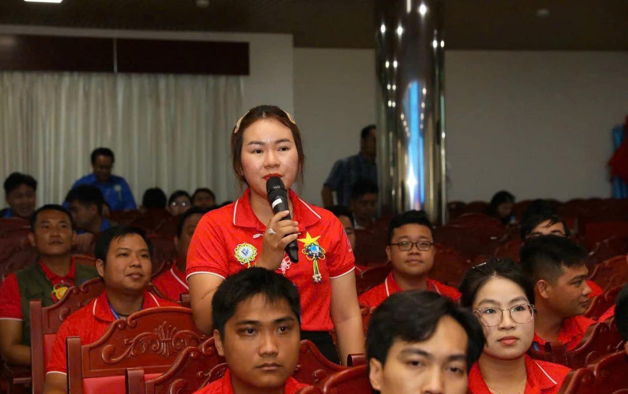 Chủ tịch UBND tỉnh Đồng Nai Võ Tấn Đức đối thoại với thanh niên