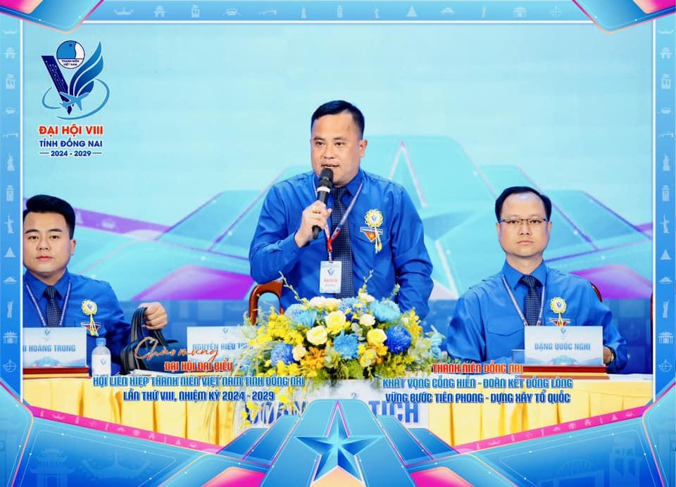 Chủ tịch UBND tỉnh Đồng Nai Võ Tấn Đức đối thoại với thanh niên