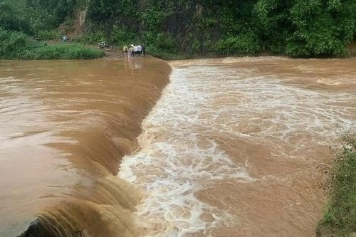 Một người bị nước cuốn trôi mất tích khi cố gắng cứu chiếc xe máy gặp nạn