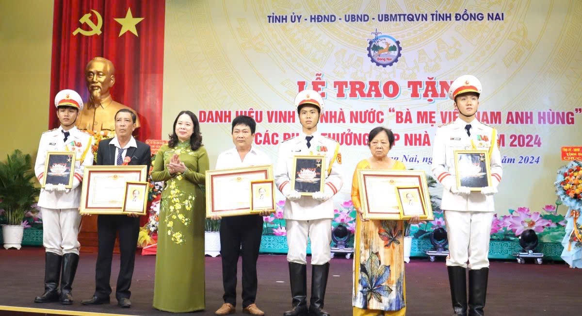 Phó Chủ tịch nước Võ Thị Ánh Xuân trao tặng các danh hiệu cao quý của Đảng, Nhà nước tại tỉnh Đồng Nai