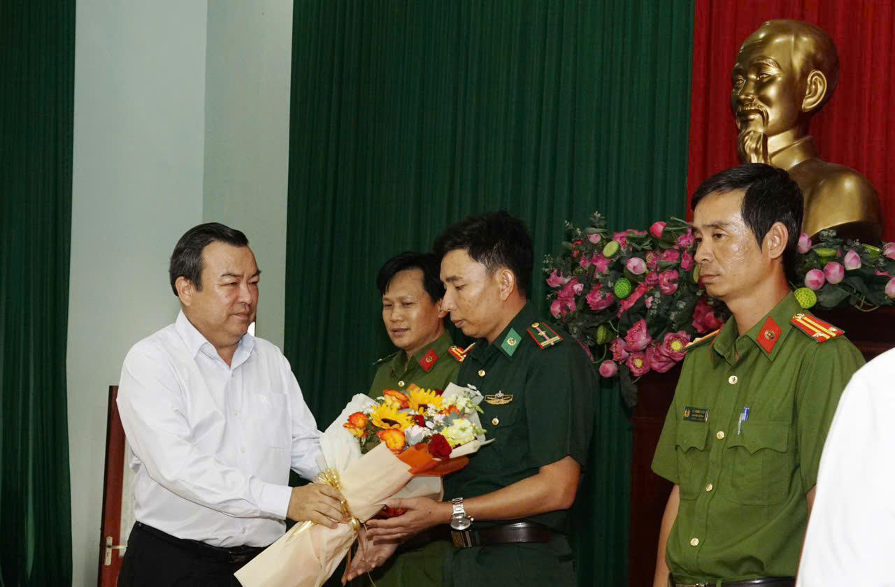 Khen thưởng tập thể, cá nhân có thành tích lớn trong đấu tranh phòng, chống tội phạm ở Tây Ninh, Đồng Nai