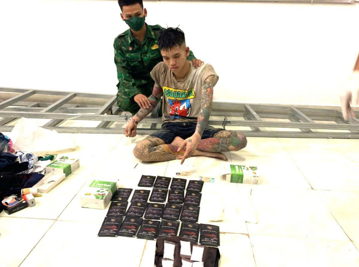 Liên tiếp triệt phá 2 đường dây vận chuyển 30 kg ma tuý và “nước vui” qua cửa khẩu Mộc Bài