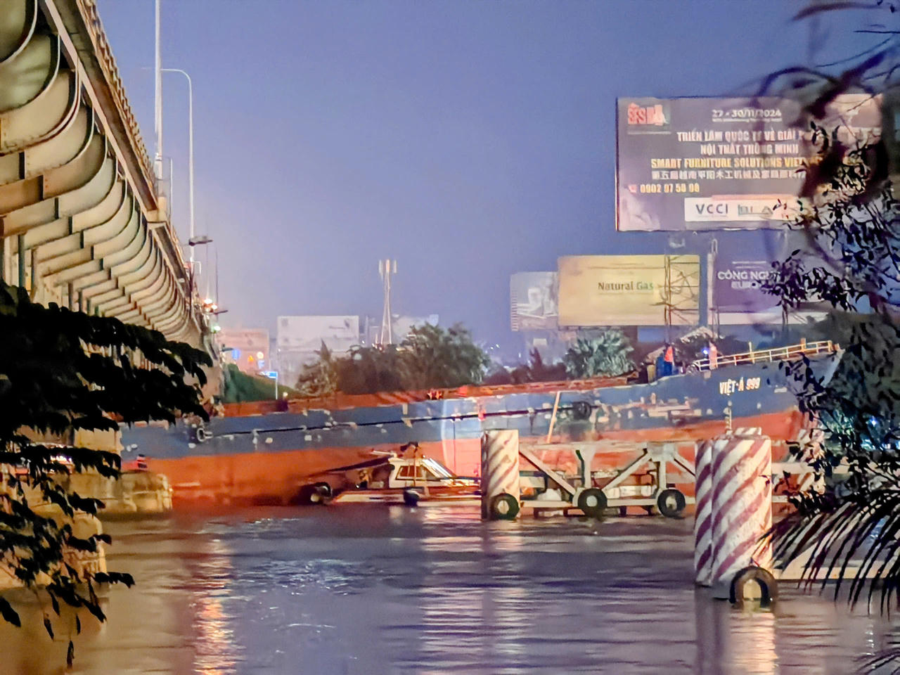 Trắng đêm giải cứu vẫn chưa thể đưa tàu lớn ra khỏi gầm cầu Đồng Nai