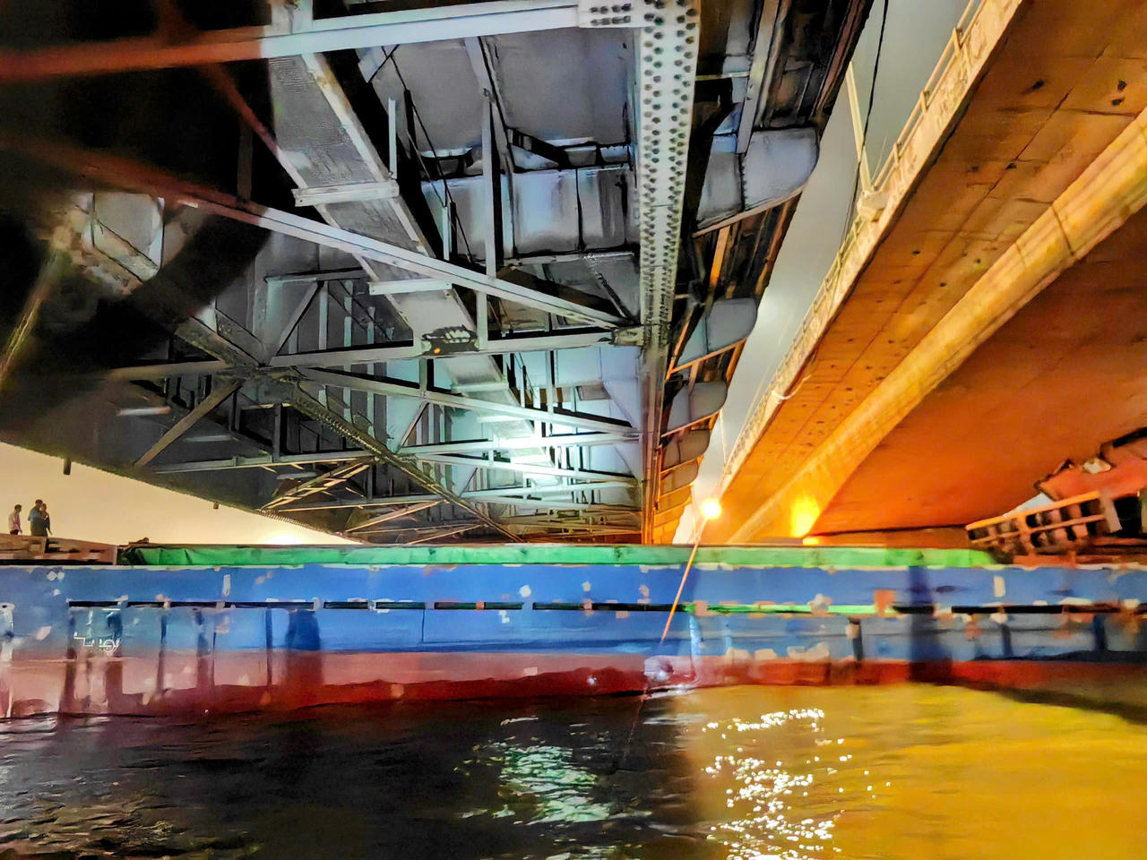 Cắt 1 phần cabin để đưa tàu mắc kẹt ra khỏi gầm cầu Đồng Nai