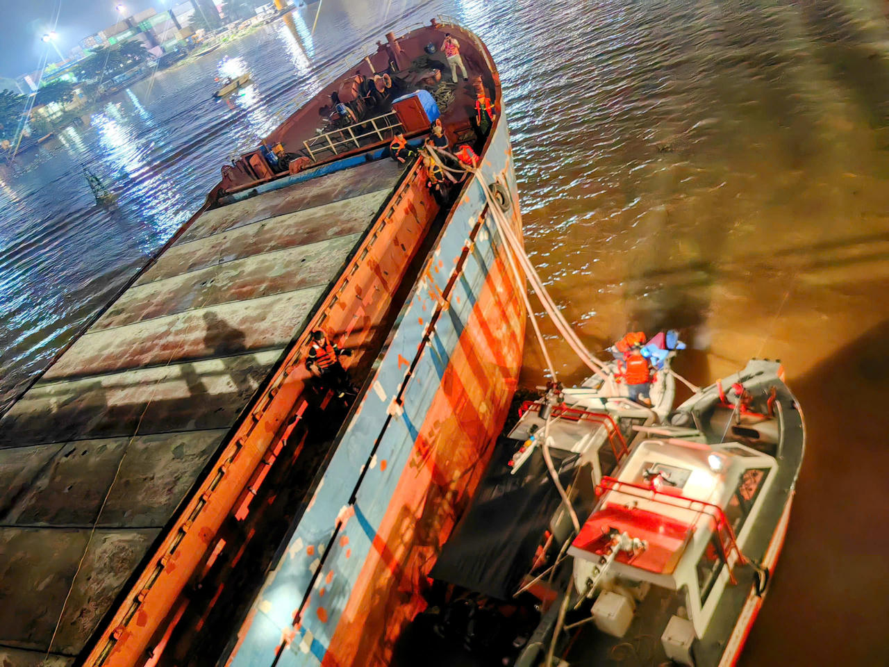 Trắng đêm giải cứu vẫn chưa thể đưa tàu lớn ra khỏi gầm cầu Đồng Nai