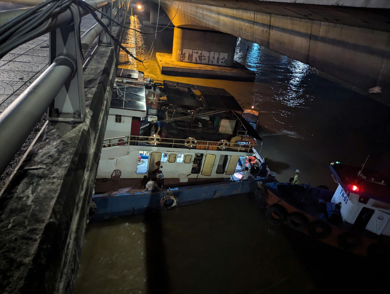 Cắt 1 phần cabin để đưa tàu mắc kẹt ra khỏi gầm cầu Đồng Nai