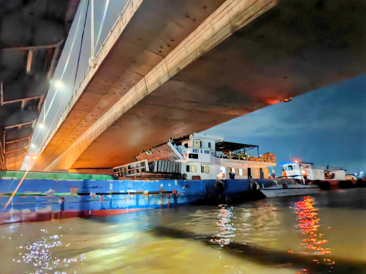 Cắt 1 phần cabin để đưa tàu mắc kẹt ra khỏi gầm cầu Đồng Nai