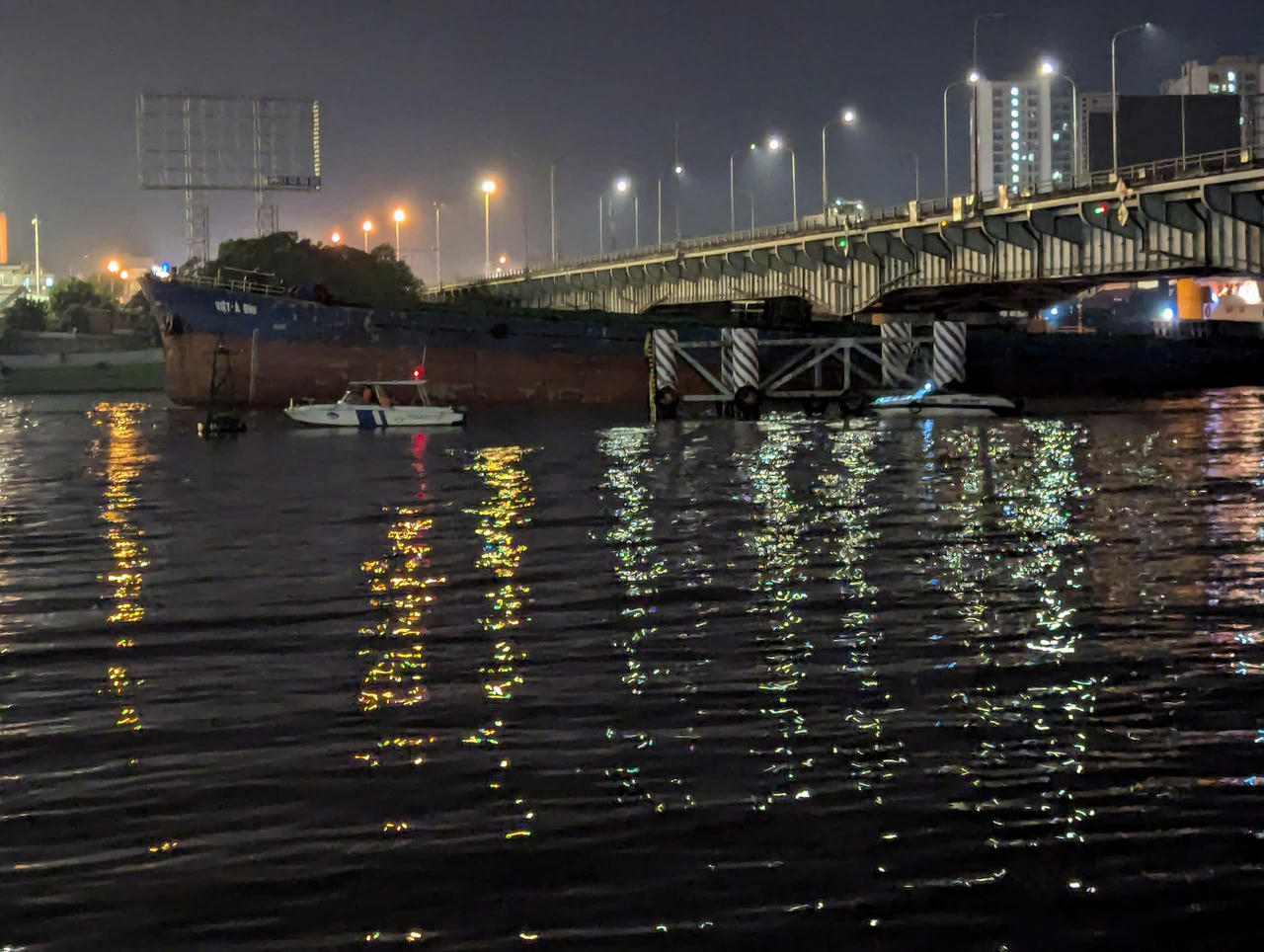 Trắng đêm giải cứu vẫn chưa thể đưa tàu lớn ra khỏi gầm cầu Đồng Nai