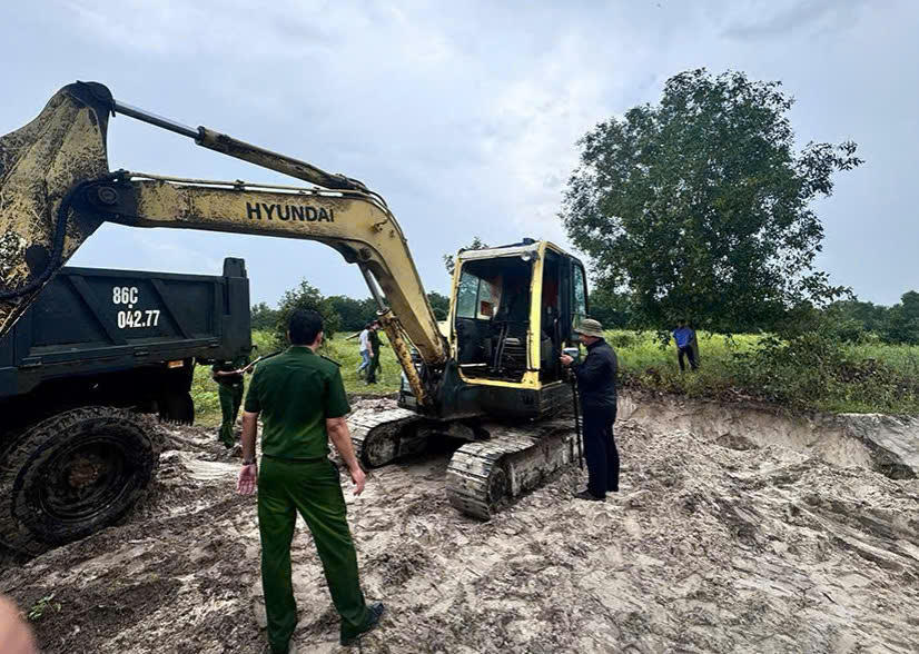 Tạm giữ nhiều phương tiện khai thác khoáng sản trái phép ở Bình Thuận