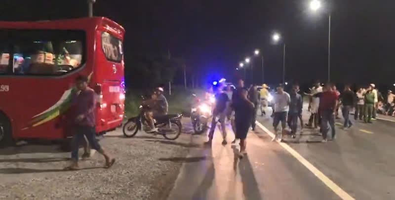 Nhóm thanh niên thuê xe khách đi giải quyết tranh chấp mua bán hải sản