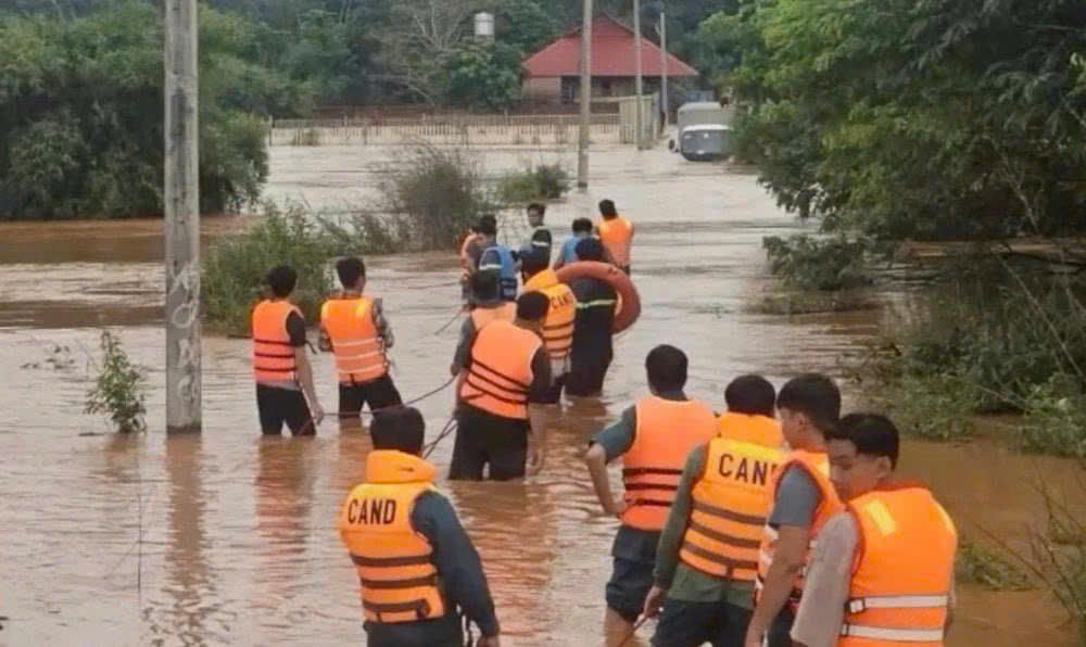 Hàng trăm công an Đồng Nai trắng đêm giúp người dân vượt lũ