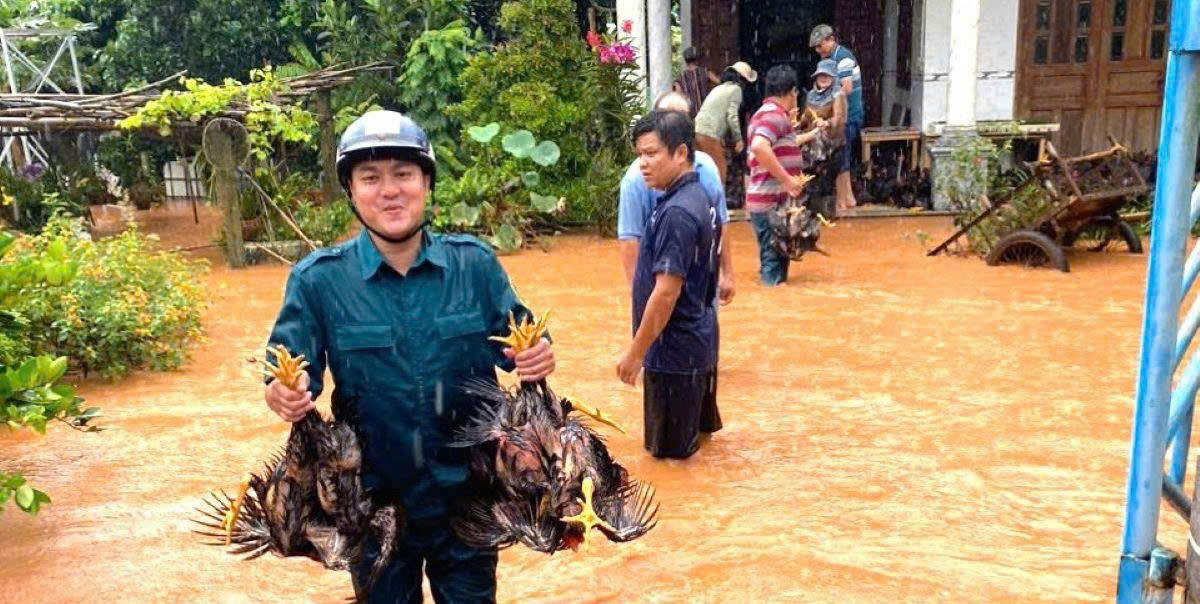 Hàng trăm công an Đồng Nai trắng đêm giúp người dân vượt lũ