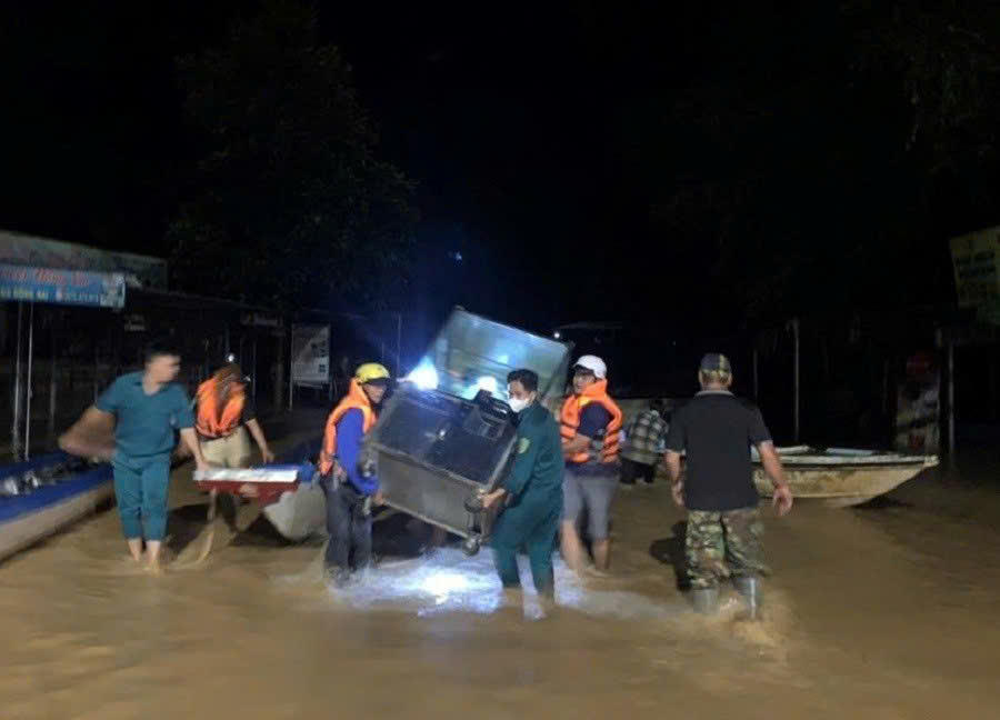 Hàng trăm công an Đồng Nai trắng đêm giúp người dân vượt lũ