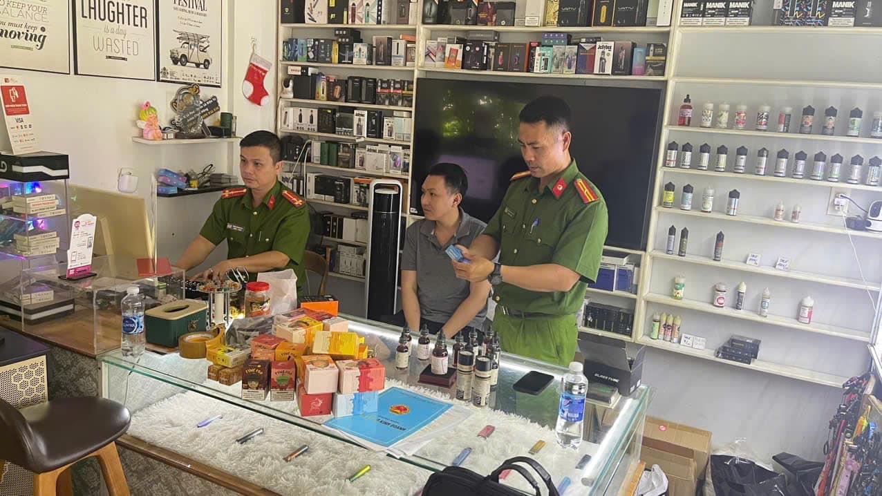 Tạm giữ 559 máy hút thuốc lá điện tử không rõ nguồn gốc