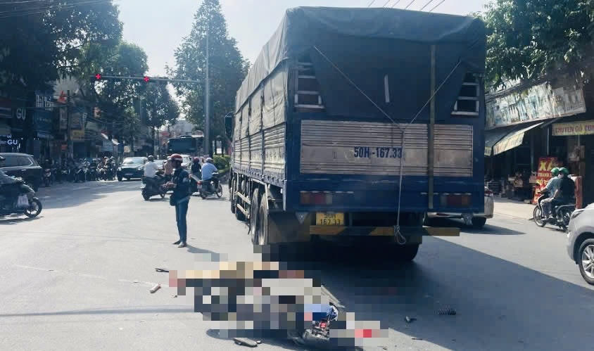 Va chạm với xe tải, 1 học sinh tử vong