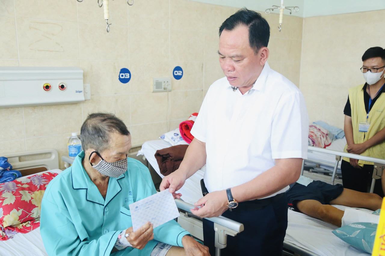 Chủ tịch UBND tỉnh Đồng Nai Võ Tấn Đức thăm hỏi các nạn nhân bị tai nạn giao thông