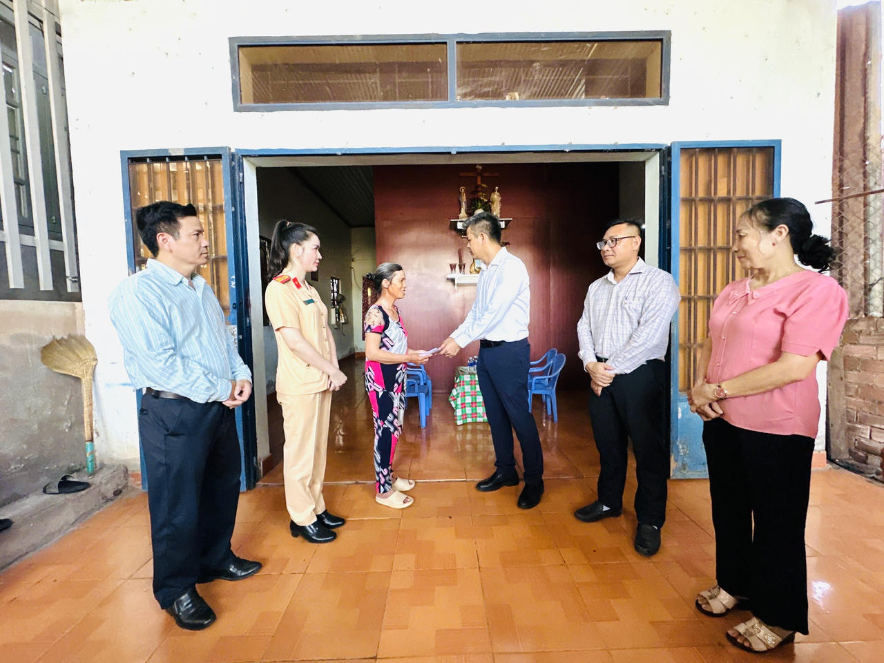 Chủ tịch UBND tỉnh Đồng Nai Võ Tấn Đức thăm hỏi các nạn nhân bị tai nạn giao thông