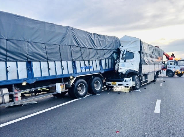 Giải cứu tài xế bị mắc kẹt trong cabin sau va chạm trên cao tốc Phan Thiết - Dầu Giây 