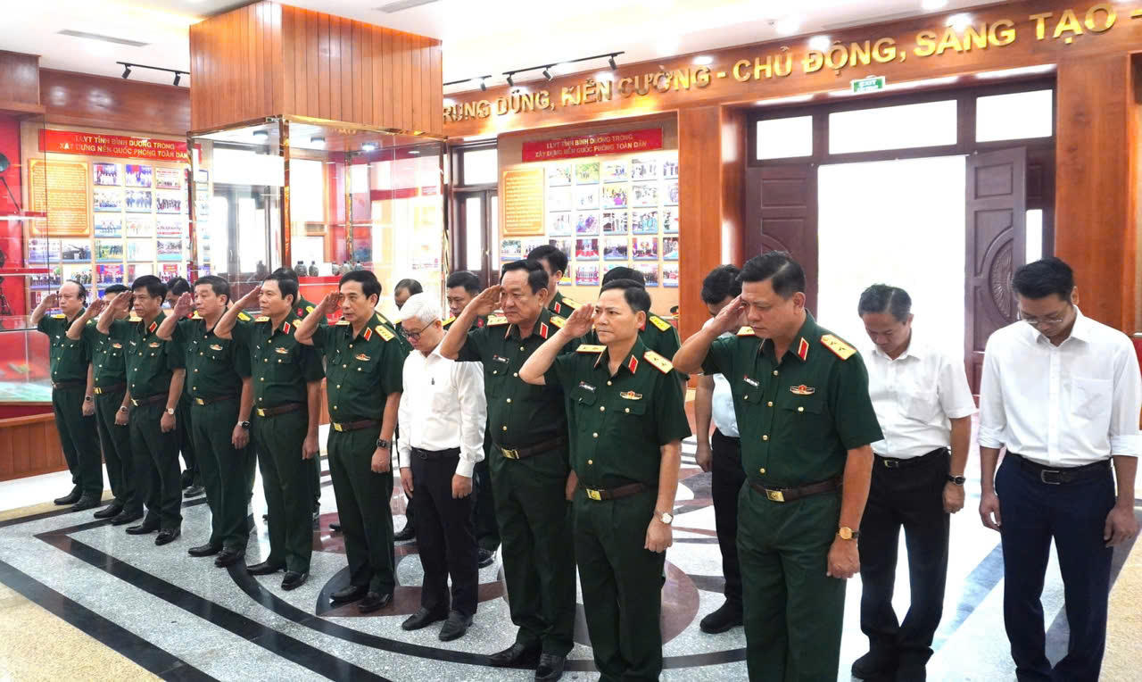 Đoàn công tác của Bộ Quốc phòng dâng hương tại nhà truyền thống Lực lượng vũ trang tỉnh Bình Dương, dự lễ diễn tập tác chiến phòng thủ Quân khu 7