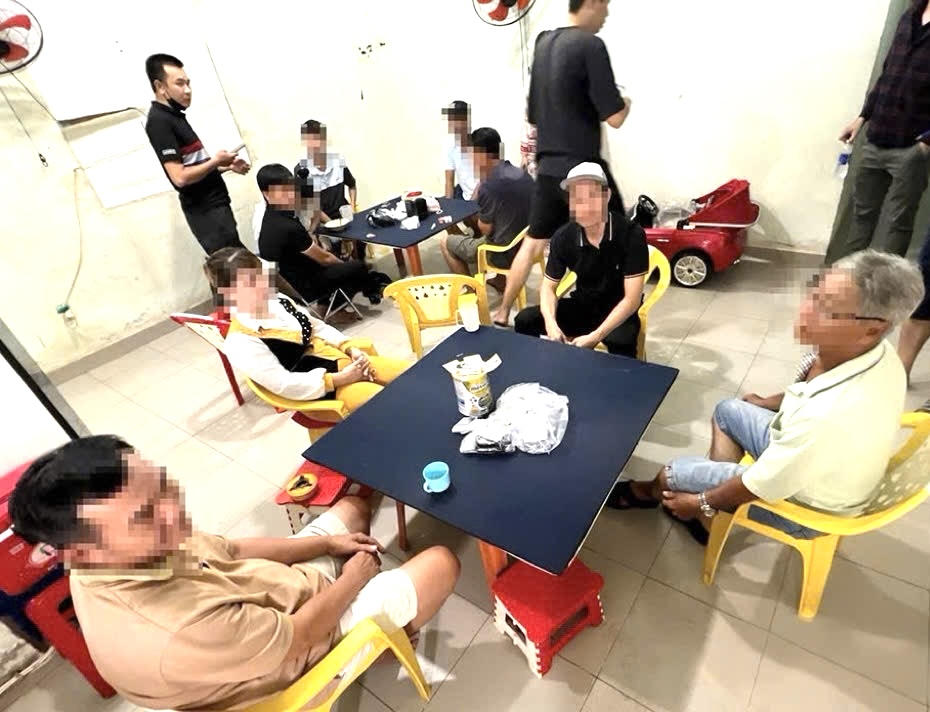 Công an tạm giữ 10 đối tượng đánh bạc tại thành phố Biên Hoà 