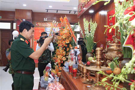 Đoàn công tác của Bộ Quốc phòng dâng hương tại nhà truyền thống Lực lượng vũ trang tỉnh Bình Dương, dự lễ diễn tập tác chiến phòng thủ Quân khu 7