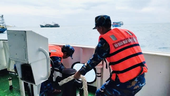 Tàu Hải quân 417 đưa tàu cá gặp sự cố về đảo Phú Quý an toàn